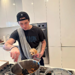 Brooklyn atualmente posta vários vídeos cozinhando nas redes sociais. (Foto: Instagram)