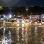 O impacto das inundações se reflete na queda de 28% no fluxo de veículos de carga nas estradas do estado, afetando o abastecimento e a infraestrutura dos estabelecimentos comerciais. (Foto: Agência Brasil)