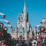 Assim, as duas partes chegaram a um acordo que significará o cancelamento do processo judicial e um investimento, por parte da Disney, de US$17 bilhões no estado. (Foto: Pexels)