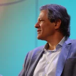 "O Orçamento terá possivelmente tanto bloqueio, se alguma despesa superar os 2,5% de crescimento acima da inflação. Nós temos um teto que não pode ser superado, que é de 2,5%", explicou Haddad. (Foto: Agência Brasil)