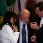 Contrastando com a situação de Paes, Alexandre Ramagem (PL), apoiado por Jair Bolsonaro, ganha força conforme pesquisa Quaest (RJ-03444/2024), com o apoio de Bolsonaro dobrando suas intenções de voto para prefeito, de 14% para 30%. (Foto: Agência Brasil)