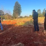 O corpo do idoso, que estava desaparecido desde a última sexta-feira (28), foi encontrado na segunda (1º) enterrado numa área extensa, próximo da casa de um dos autores, no assentamento Eldorado. (Foto: PCMS)