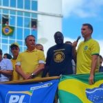 Vestido com uma camisa verde-amarela e de cima de um carro de som, Bolsonaro destacou Trump como o maior líder da direita mundial.(Foto: Instagram)