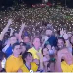 As barricadas de pneus foram removidas, permitindo que a comitiva de Bolsonaro seguisse viagem. (Foto: X)