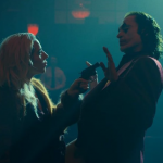 O ator Joaquin Phoenix, contou, em entrevista à revista Empire, que Lady Gaga cuspiu o café após o ouvir cantar nos bastidores de “Coringa: Delírio a Dois”. (Foto: Warner)