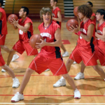 Assim, o momento revisitado pelo intérprete de Troy Bolton foi a performance de “Get’cha Head in the Game”, canção que ilustra um treino de basquete do personagem. (Foto: Disney)