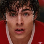 O ator Zac Efron, responsável por protagonizar os três filmes de “High School Musical”, reviu uma cena do primeiro longa e revelou detalhes sobre os bastidores dele 18 anos depois de seu lançamento. (Foto: Disney)