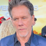 Kevin Bacon afirma que se disfarça para viver como pessoa não famosa: "É uma droga”. (Foto: Divulgação)