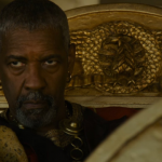 Denzel Washington, interpreta um manipulador que pretende usar Lucius para atacar Roma, chefiada pelo novo César (Joseph Quinn) e seu meio-irmão (Fred Herchinger). (Foto: Paramount)