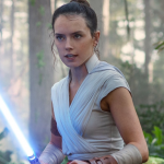 No entanto, a atriz Daisy Ridley, intérprete da personagem, deu uma atualização importante sobre o longa, dizendo que as filmagens começam ano que vem. (Foto: Disney)