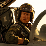 Vale lembrar que Powell interpretou Jake "Hangman" Seresin em Top Gun: Maverick, lançado em 2022. (Foto: Warner)