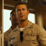 Glen Powell confirmou que Top Gun 3 vai acontecer, dizendo em entrevista ao podcast Happy Sad Confused que já sabe quando vai começar a filmar a continuação ao lado de Tom Cruise. (Foto: Paramount)