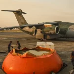 Este equipamento permite a projeção de água pela porta traseira esquerda da aeronave, com capacidade de descarregar até 12 mil litros por vez em áreas de incêndio. (Foto: Agência Brasil)