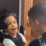 Mãe de Henrique e Arthur, de 6 anos, que nasceu com paralisia cerebral, ela tem compartilhado momentos preciosos dos irmãos nas redes sociais, encantando milhares de seguidores com a força do amor fraternal. (Foto: Instagram)