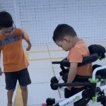 A mãe dos meninos, emocionada com a demonstração de afeto, compartilhou suas reflexões sobre a experiência de criar dois filhos tão especiais. (Foto: Instagram)