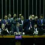 O projeto, que agora segue para o Senado, fixa a alíquota do futuro Imposto sobre Valor Adicionado (IVA), inclui remédios na lista de produtos com imposto reduzido e amplia a cesta básica nacional com imposto zero. (Foto: Agência Brasil)