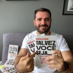 "Estou de mãos dadas com meu amigo Marcelo Cosme e não tolerarei nenhum tipo de homofobia. Homofobia é crime e quem fala isso na televisão merece ser punido". (Foto: Instagram)