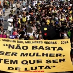 “Estamos marchando por moradia, educação pensada por nós e uma vida sem violência para as mulheres negras. O racismo afeta toda a sociedade e mata, adoece. Respeitar as mulheres negras é respeitar toda a sociedade”, declarou Clatia. (Foto: Agência Brasil)