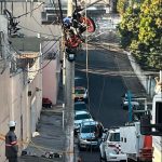 Parte da estrutura do balão caiu dentro do pátio da creche Ingrid Vitória, enquanto outra parte ficou presa na fiação elétrica da rua. (Foto: Instagram)