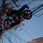 O dono da motocicleta, Kauê Ribeiro, de 20 anos, contou que o balão passou por sua casa e uma das cordas se enroscou na motocicleta, que bateu no carro de sua mãe. (Foto: Instagram)