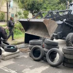 "Estou triste e irritado com isso e vamos punir, através da Corregedoria, policiais que passaram informações aos criminosos," disse Castro, prometendo punição severa aos responsáveis. (Foto: Agência Brasil)