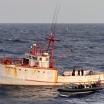 Usando barcos pequenos, os pescadores evitam o monitoramento das autoridades e entregam pacotes de cocaína a mergulhadores do PCC, que colocam a droga nos cascos dos navios. (Foto: Polícia Federal)