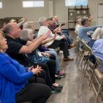 Ambas iniciativas foram criadas para pessoas com demência e dificuldades de memória, bem como para seus cuidadores e familiares. (Foto: Musical Memory Singers)