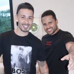 No bate-papo, Carlinhos declarou que deseja saber como será ter um filho com seu DNA e que o procedimento de gestação do seu filho ocorrerá fora do Brasil (Foto: Instagram)