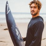 João Chumbo é mais um surfista brasileiro que está chamando atenção nas Olimpíadas (Foto: Instagram)