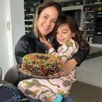 No Instagram, os artista surgiram abraçados com a pequena ao lado de um bolo de chocolate (Foto: Instagram)