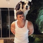 O humorista se dedicou aos treinos de musculação, impressionando a todos com sua evolução. Com o tempo, Júlio não só ganhou músculos, mas também desenvolveu uma nova paixão pelo fitness (Foto: Instagram)