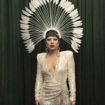 Vamos começar com Lady Gaga, que transcendeu seu status de pop star ao se destacar como atriz. Sua performance em "American Horror Story: Hotel" lhe rendeu um Globo de Ouro, comprovando seu talento multifacetado (Foto: Instagram)