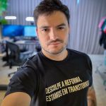 Vamos começar com Felipe Neto, conhecido por seu conteúdo crítico e provocativo nas redes sociais, é um dos influenciadores digitais mais vocais sobre questões políticas no Brasil (Foto: Instagram)