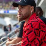 Neymar, frequentemente no centro de polêmicas, mostrou que a vida fora dos gramados pode ser tão tumultuada quanto sua carreira esportiva (Foto: Instagram)