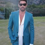 Em um lindo terno azul, Cauã esbanjou simpatia e beleza nos bastidores do evento de luxo que reuniu inúmeras celebridades (Foto: Instagram)