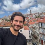 "Eu vou num dia, corro, volto no outro para gravar a novela. As datas já estavam acordadas e a própria produção da novela ficou superfeliz porque sabem que é um momento histórico, um momento único", disse Nicolas Prattes (Foto: Instagram)