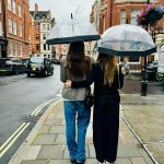 No Instagram, a artista contou que sua amiga humorista esqueceu o celular e o guarda-chuva em um restaurante (Foto: Instagram)