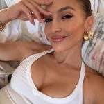 Jennifer Lopez, também conhecida como J.Lo, é um exemplo clássico de sucesso em múltiplas áreas do entretenimento (Foto: Instagram)