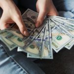 O dólar comercial fechou a terça-feira (2) cotado a R$ 5,665, com alta de 0,22%. (Foto: Unsplash)