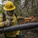 Após as etapas de precisão e segurança, a água é lançada durante o sobrevoo. (Foto: Agência Brasil)