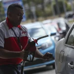 O litro da gasolina subirá R$ 0,20, passando de R$ 2,81 para R$ 3,01, representando uma alta de 7,12%. Já o preço médio do gás de cozinha de 13kg terá um aumento de R$ 3,10, passando a R$ 34,70, ou uma elevação de 9,81%. (Foto: Agência Brasil)