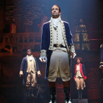 Hamilton: O premiado musical conta a história de Alexander Hamilton, primeiro secretário do Tesouro dos EUA. A peça, que mistura hip-hop, jazz, R&B e estilos da Broadway, é encenada no teatro Richard Rogers, em Nova York. (Foto: Divulgação)