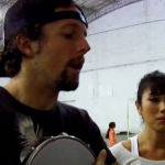 Por falar em Daniele Suzuki, ela supostamente viveu um affair com Jason Mraz, cantor americano. A atriz apresentou a capoeira por gringo e ele amou. (Foto: Reprodução/YouTube)