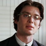 Com suas maçãs do rosto bem definidas, queixo esculpido e cabelo bonito, há algo atraente, embora um pouco perturbador, em Cillian Murphy. (Foto: Divulgação)