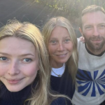 Apple Martin é filha da atriz Gwyneth Paltrow e do vocalista da banda Coldplay, Chris Martin. Mesmo com o sucesso dos pais, o cantor já revelou que a jovem de 20 anos teve seu primeiro emprego em uma loja de roupas. Na época, ela tinha 15. (Foto: Instagram)