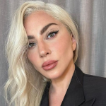 De óculos gigantes e jaqueta dos Estados Unidos, Lady Gaga acompanhou as competições da natação, na Paris La Defense Arena, em Nanterre, França. (Foto: Instagram)