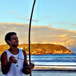 Ele também já publicou algumas fotos tocando berimbau. (Foto: Instagram)