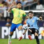 "Vamos ao jogo de hoje. O Uruguai é um time mais pronto e o meio-campo é muito melhor. Eles começaram bem melhor. No começo, poderiam ter chegado ao gol. Depois o Brasil, com muita raça, com muita vontade, equilibrou o jogo. Até que [Éder] Militão e Marquinhos jogaram bem. Lá na frente, o Raphinha no começo foi bem, o Endrick lutou bastante, o Rodrygo não jogou, sumiu do jogo.", disse. (Foto: Divulgação/Rafael Ribeiro/CBF)