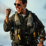 Tom Cruise acompanhou as apresentações da equipe dos Estados Unidos, e até cumprimentou fãs na arquibancada. (Foto: Divulgação)