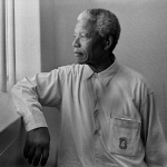 Mandela: Mandela é o maior líder da África negra e foi o primeiro presidente negro da África do Sul pós-apartheid. Por meio da narrativa do próprio Mandela, coonheça a personalidade do homem que dedicou sua vida a combater a segregação em seu país. (Foto: Divulgação)